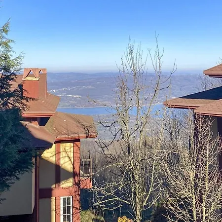 Sleek With Backyard And Lake View ヴィラ